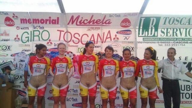 <span>El diseño alterna colores como rosa, blanco, amarillo y cuenta con una zona en color carne en el área comprendida entre el ombligo y la pelvis.</span>