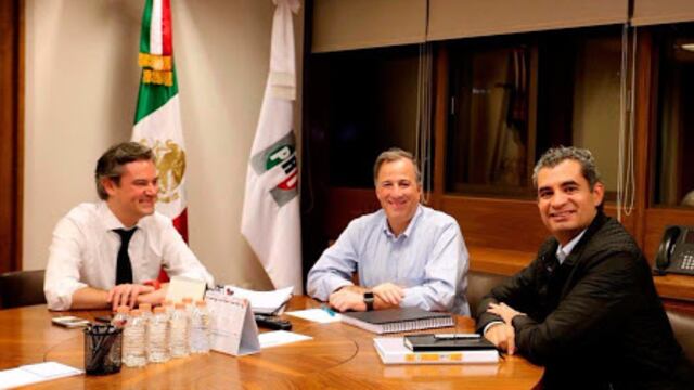 La veintena de estrategas que lo prepararon sometieron a un brillante polemista a la pena de tener que mirar reiteradamente al atril para no apartarse del guión, pues le advirtieron del supuesto peligro de conducirse con espontaneidad