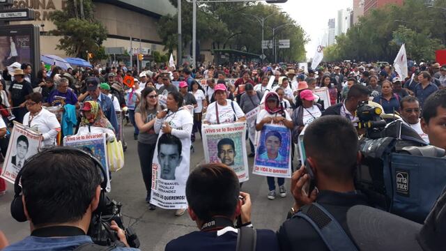 El contingente de padres y familiares de los 43 estudiantes normalistas desaparecidos de Ayotzinapa.
