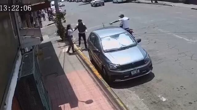 Motociclista consumó en segundos asalto contra pareja de jóvenes