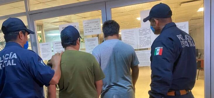 Los detenidos con mil 488 cervezas.