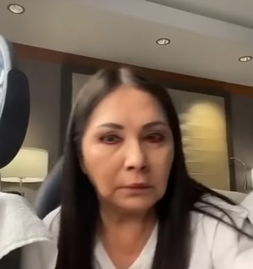 Ana Gabriel regaña a trabajadora en transmisión en vivo.