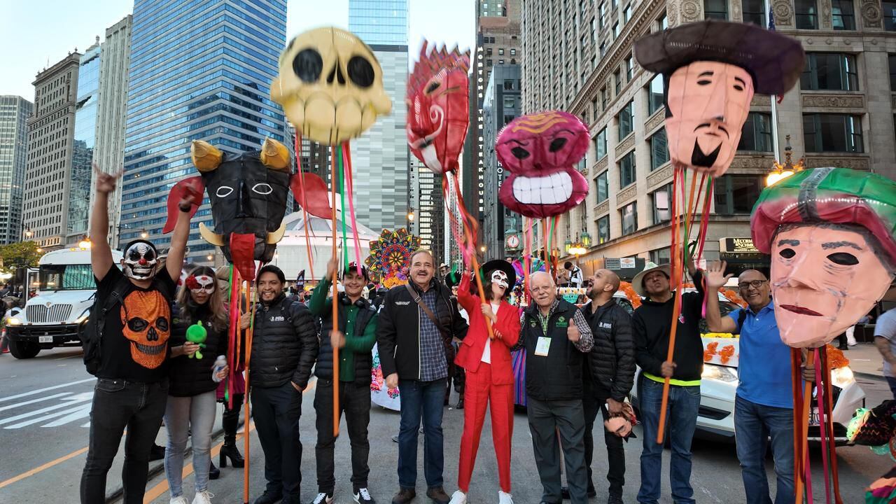 Festividad de Xantolo en desfile Arts in the Dark de Chicago