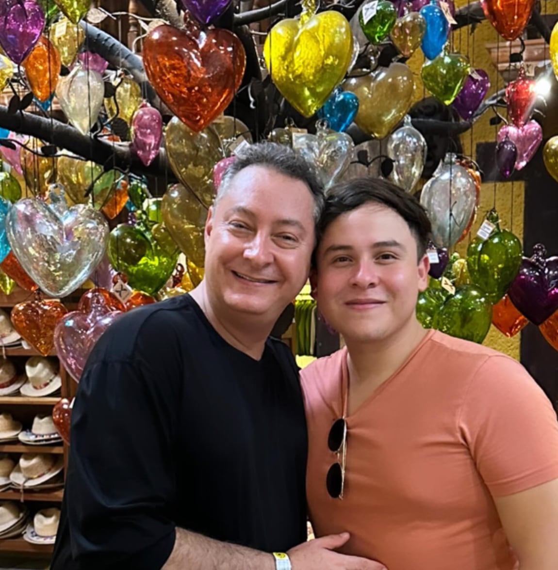 Beto Castillo, ex maestro de La Academia, con su novio