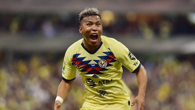 Martínez celebra un gol con América