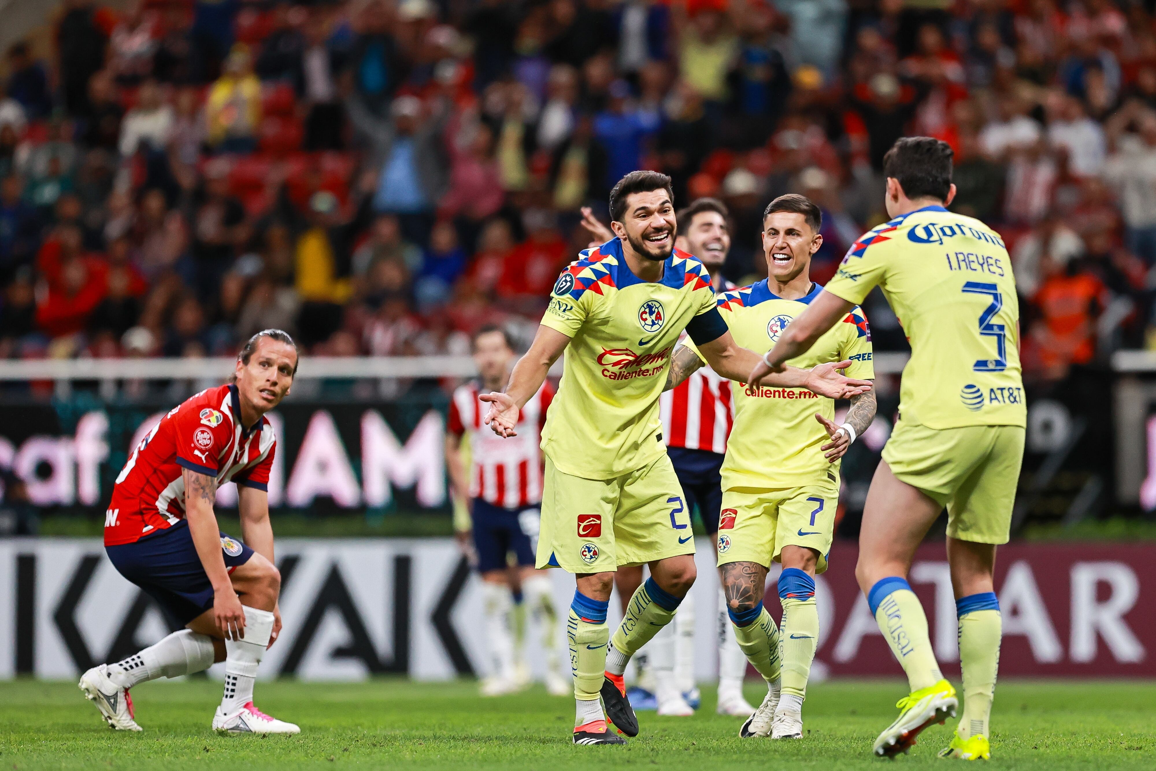 Henry Martin celebra un gol con América.