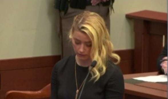 Amber Heard escuchando el veredicto