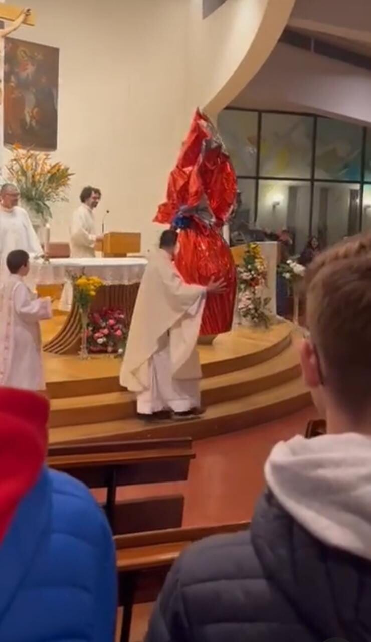 Sacerdote da un mal paso y destroza estatua religiosa