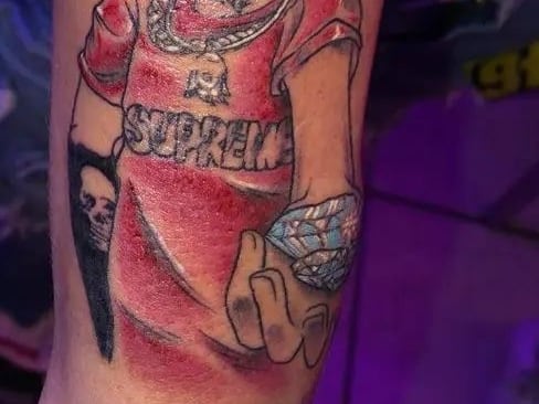 Natanael Cano; fan se hace un tatuaje de él.