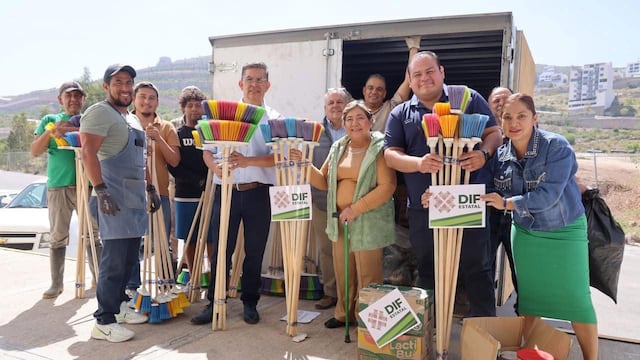 Ricardo Gallardo envía tercer camión de ayuda humanitaria a la Huasteca.
