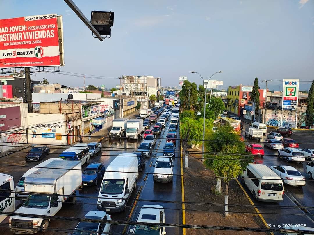 Fuertes inundaciones y afectaciones viales en la vía López Portillo, Estado de México