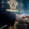 Adquisición en la moda de lujo: Prada compra Versace con oferta millonaria