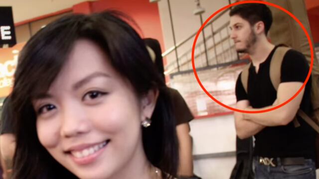 Una mujer descubre a su esposo en una foto suya años antes de conocerse