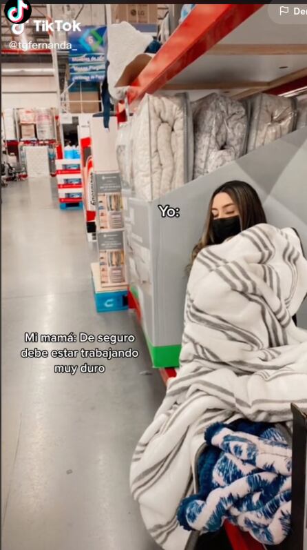 Trabajadora de Sam's Club dormida en la tienda.