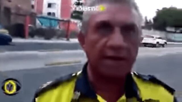 El oficial se mostró muy violento con el hombre que lo filmó.