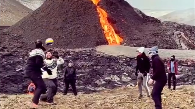 Juegan voleibol frente a volcán en erupción