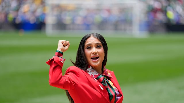 Salma Hayek luce un elegante traje rojo durante la inauguración del Mundial