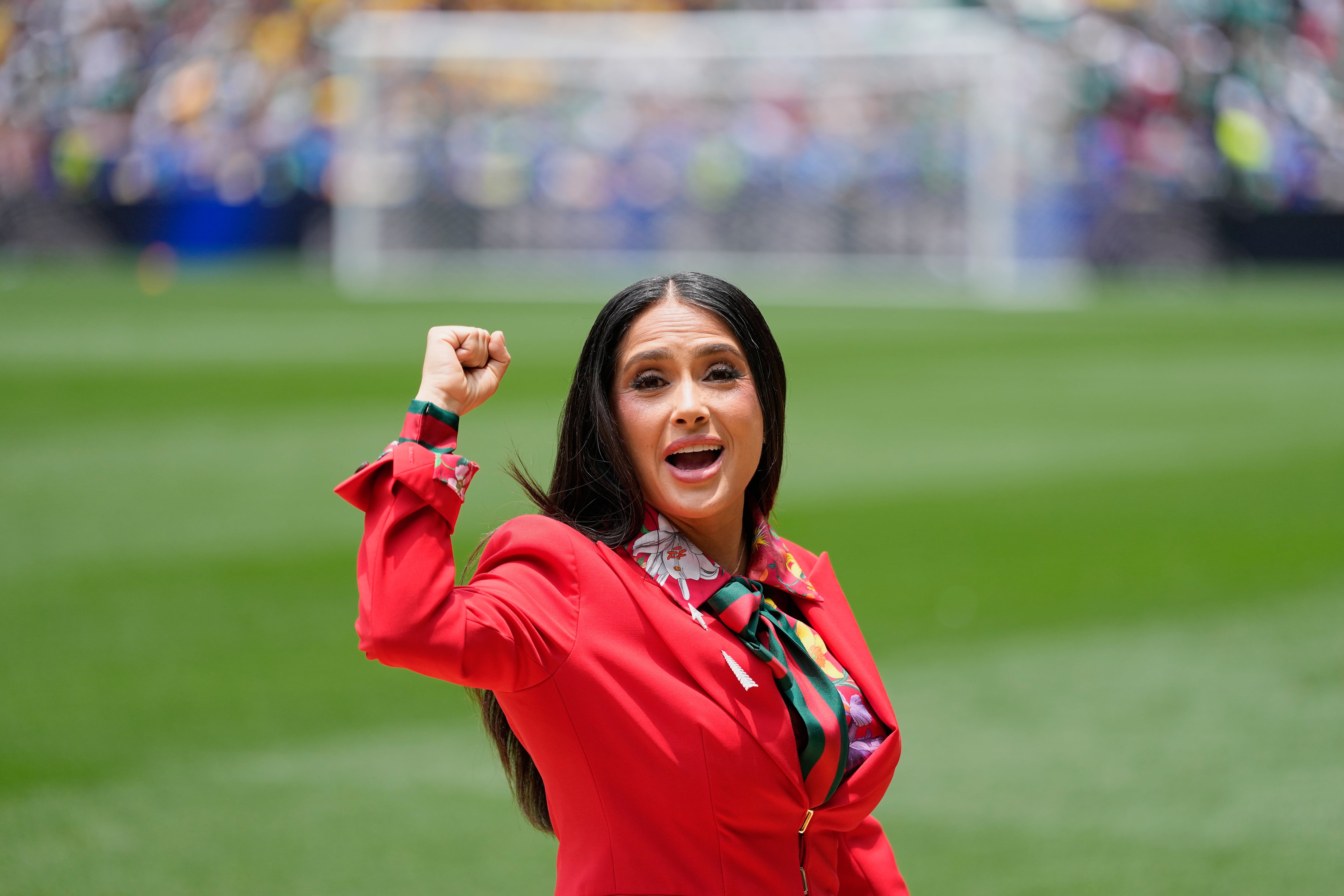 Salma Hayek luce un elegante traje rojo durante la inauguración del Mundial
