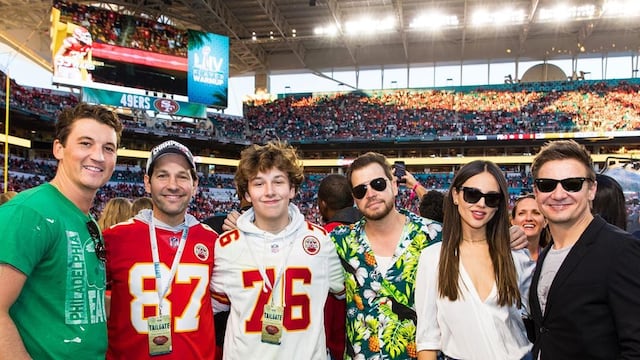 La mexicana Eiza González posó junto algunas luminarias de Hollywood