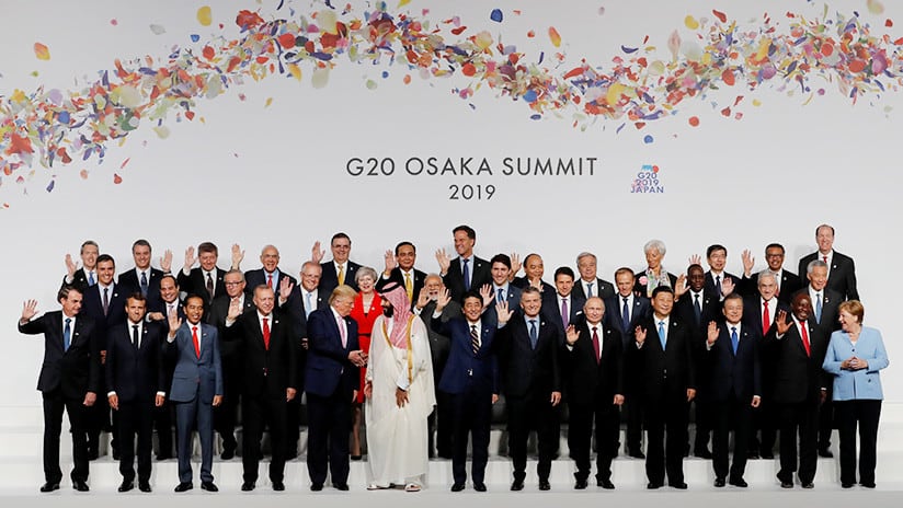 Ebrard repartió empujones y se coló en la foto oficial del G-20