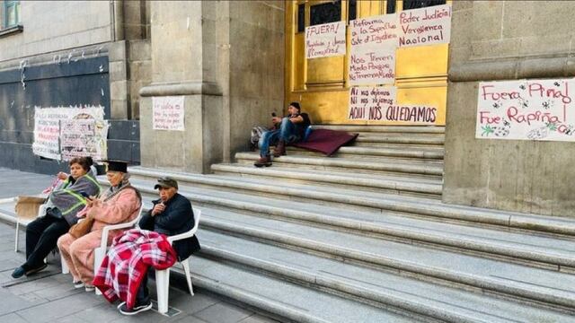 Retoman plantón contra la Corte tras desalojo de un día