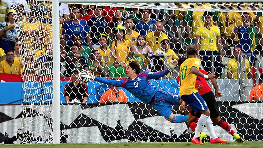 Gran atajada de Ochoa ante Brasil en 2014.
