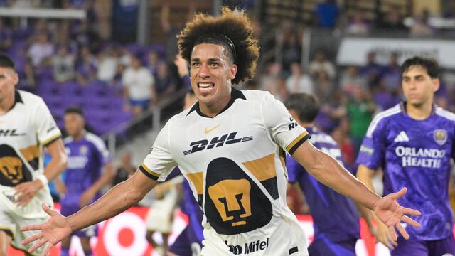 Adalberto Carrasquilla con Pumas.