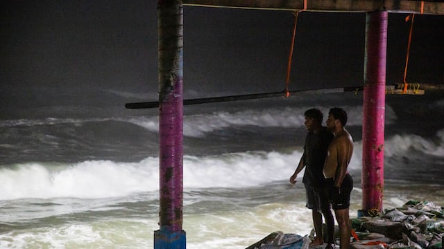 El huracán Polo se aleja de costas mexicanas pero aún podría “recurvar” hacia Baja California