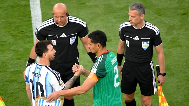 La FIFA no habría permitido que se realizará una investigación por el polémico arbitraje del partido Argentina vs Argelia