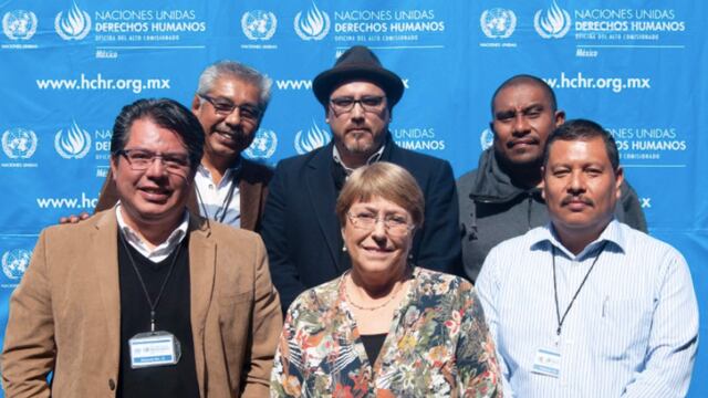 Centro: La ex presidenta de Chile Michelle Bachelet. Atrás, Abel Barrera del Centro de Derechos Humanos de la Montaña Tlachinollan; César Pérez del Centro de Justicia para la Paz y el Desarrollo (CEPAD); y José Antonio Lara Duque del Centro de Derechos Humanos Zeferino Ladrillero. Adelante: Pedro Faro del Centro Fray Bartolomé de las Casas y Raymundo Vázquez del Comité de Derechos Humanos de Nuevo Laredo, (CDHNL).
