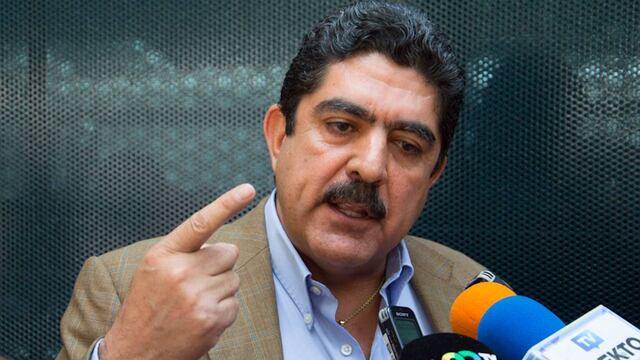 Manuel Espino afuera de la PGR donde ratificó su denuncia contra Yunes Linares.