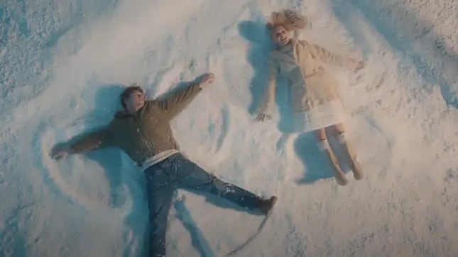 Evan Peters protagoniza we can’t be friends, la nueva canción de Ariana Grande con referencias a Eternal Sunshine of the Spotless Mind