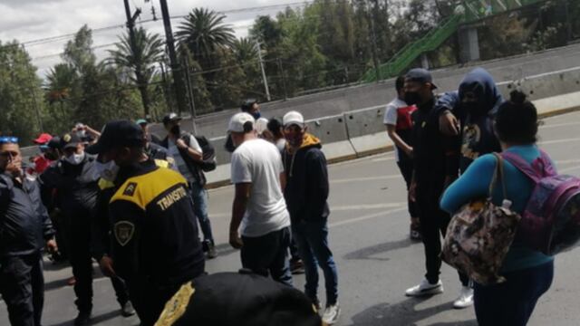 Manifestantes bloquean avenida
