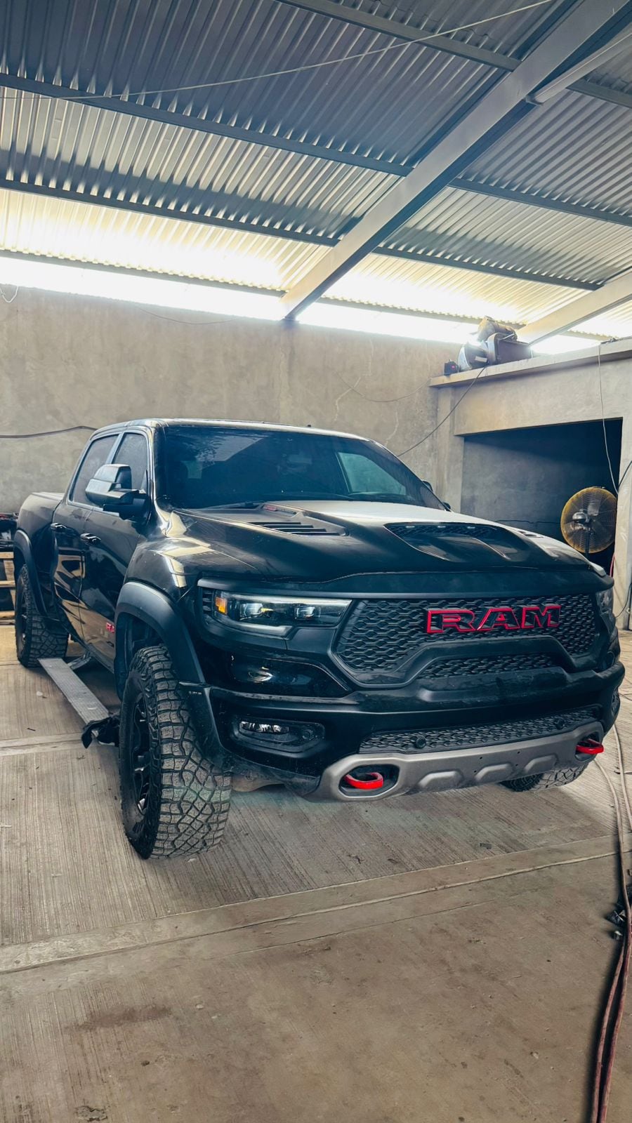 Localizan bodega para fabricar “camiones monstruo” en Coahuayana