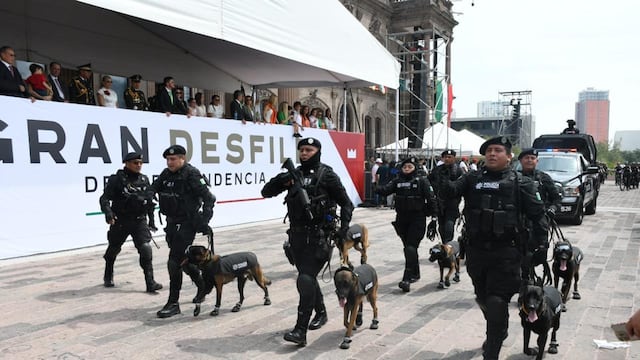 Policías de Monterrey realizan desfile cívico-militar.