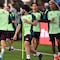 Jugadores de la Selección Mexicana se niegan a dar autógrafos a fans que los esperaban en el hotel