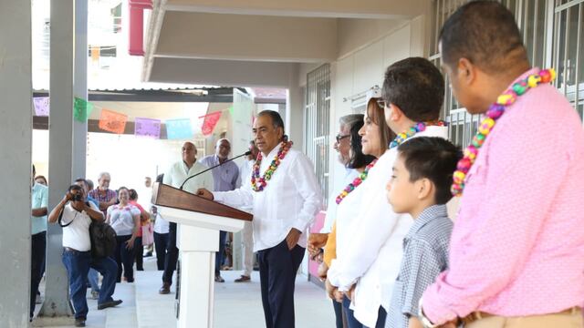 Héctor Astudillo Flores, gobernador de Guerrero, hizo entrega de un jardín de niños y una primaria.