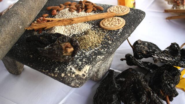 Variados platillos se exhibieron en el jardín de El Carmen, durante la Feria Nacional del Mole Poblano