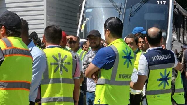 Trabajadores de Interjet a las afueras de la JFCA