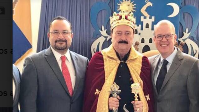 Por supuesto que yo no asistí a su fiesta de cumpleaños en la que se caracterizó de rey.