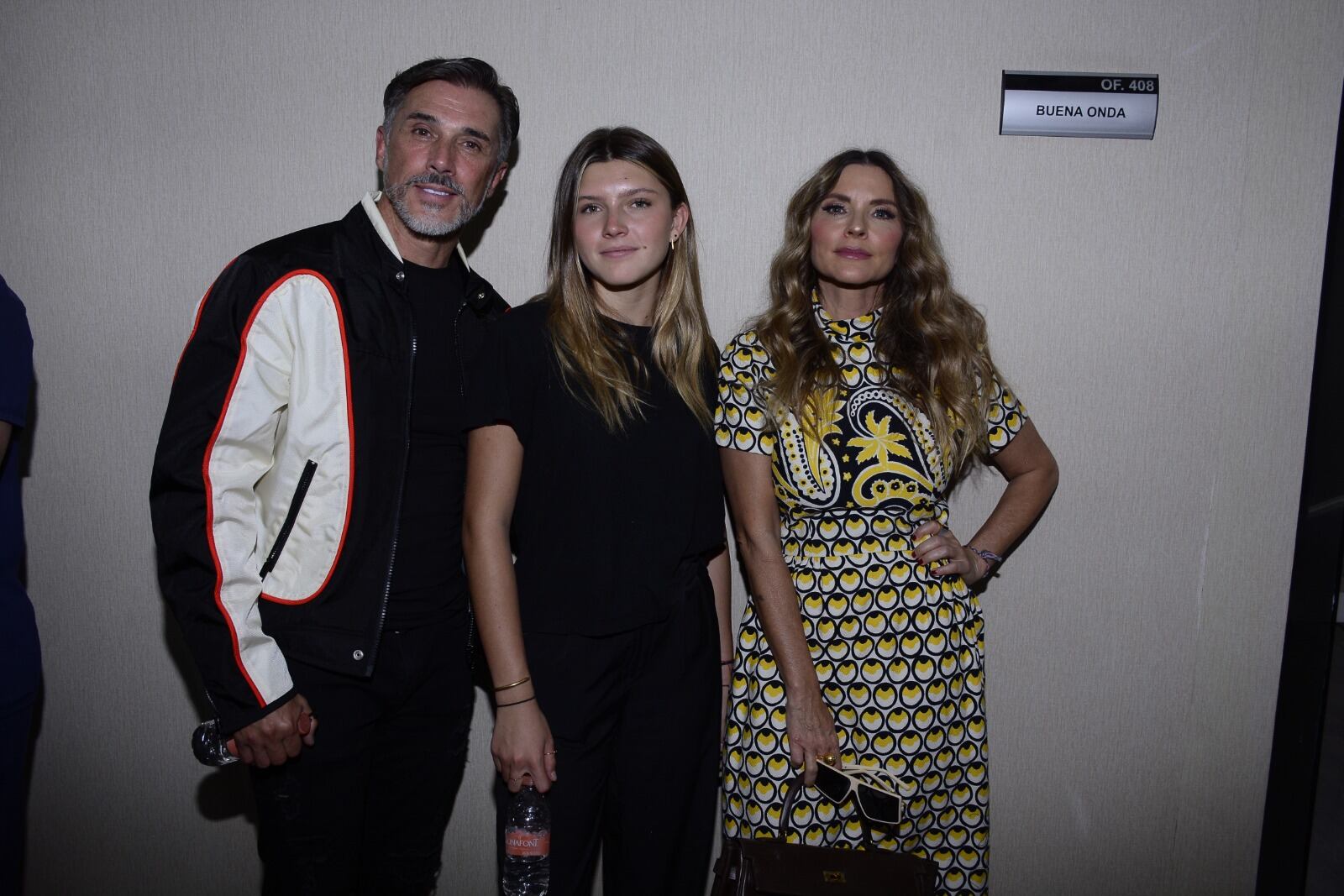Sergio Mayer con su familia; Antonia su hija e Issabela Camil, su esposa.