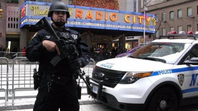 Oficial de Nueva York en la víspera de año nuevo.