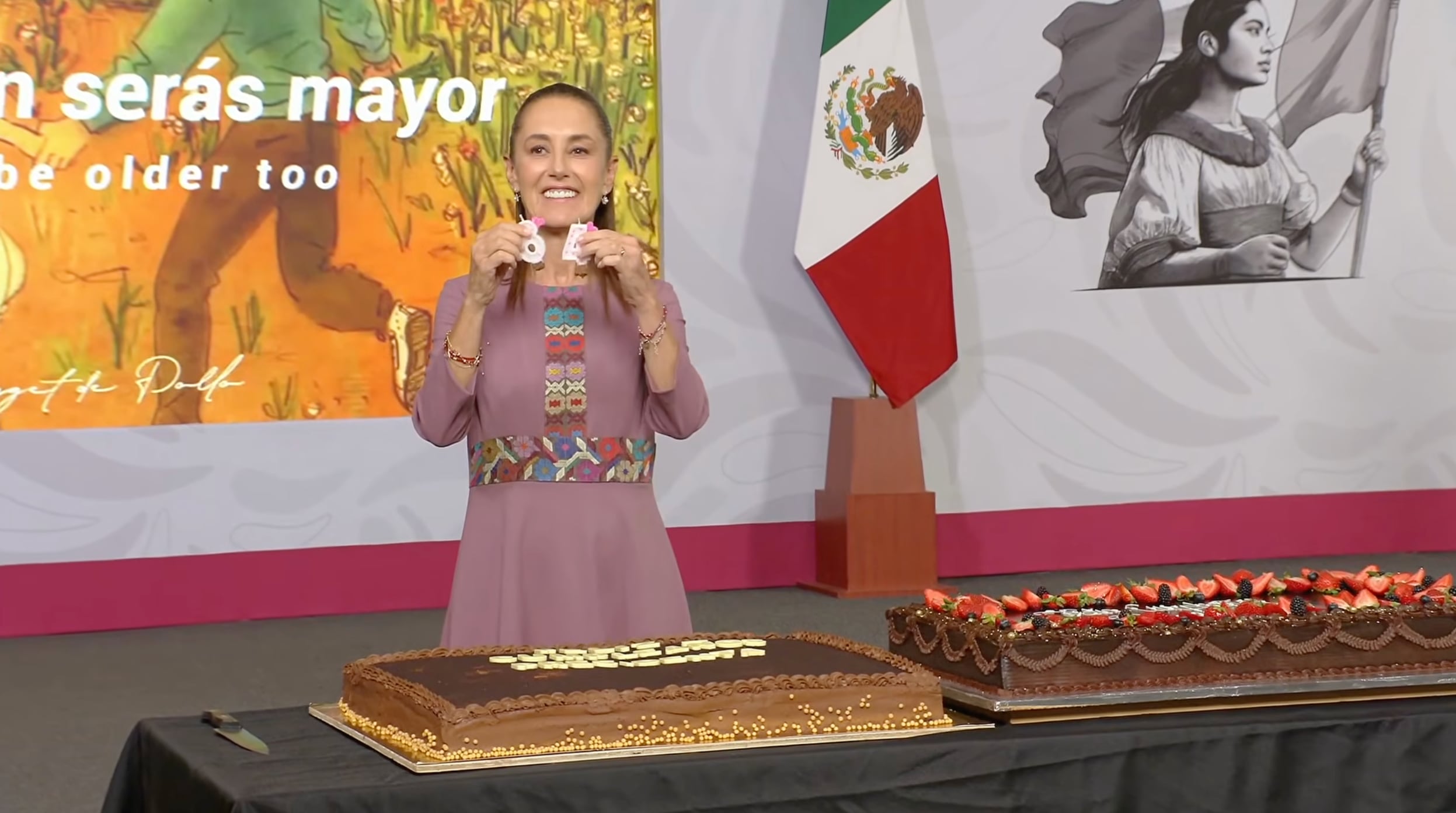 Claudia Sheinbaum partió un pastel de cumpleaños con el número 64.