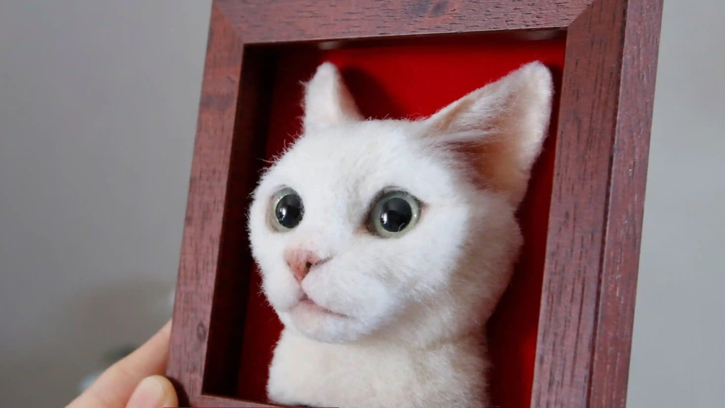 Retrato hiperrealista de gato con fieltro