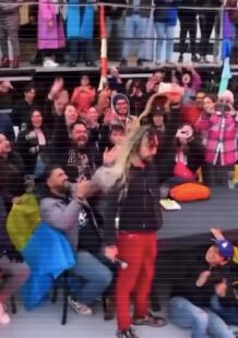 Ismael Salcedo, de Los Daniels, se arroja cerveza