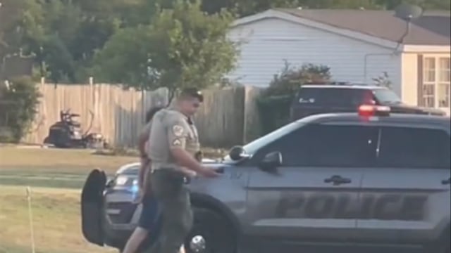 Pareja que arrojó su multa de tránsito