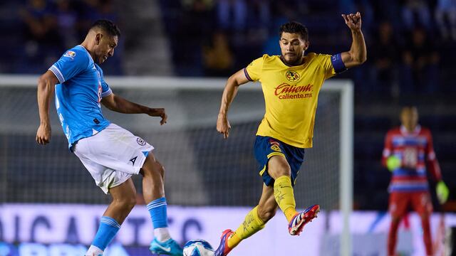 Luis Romo y Henry Martín en el Cruz Azul vs América.