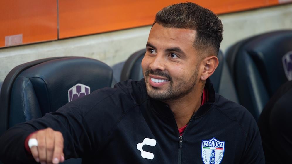 Edwin Cardona en la banca de Tuzos.
