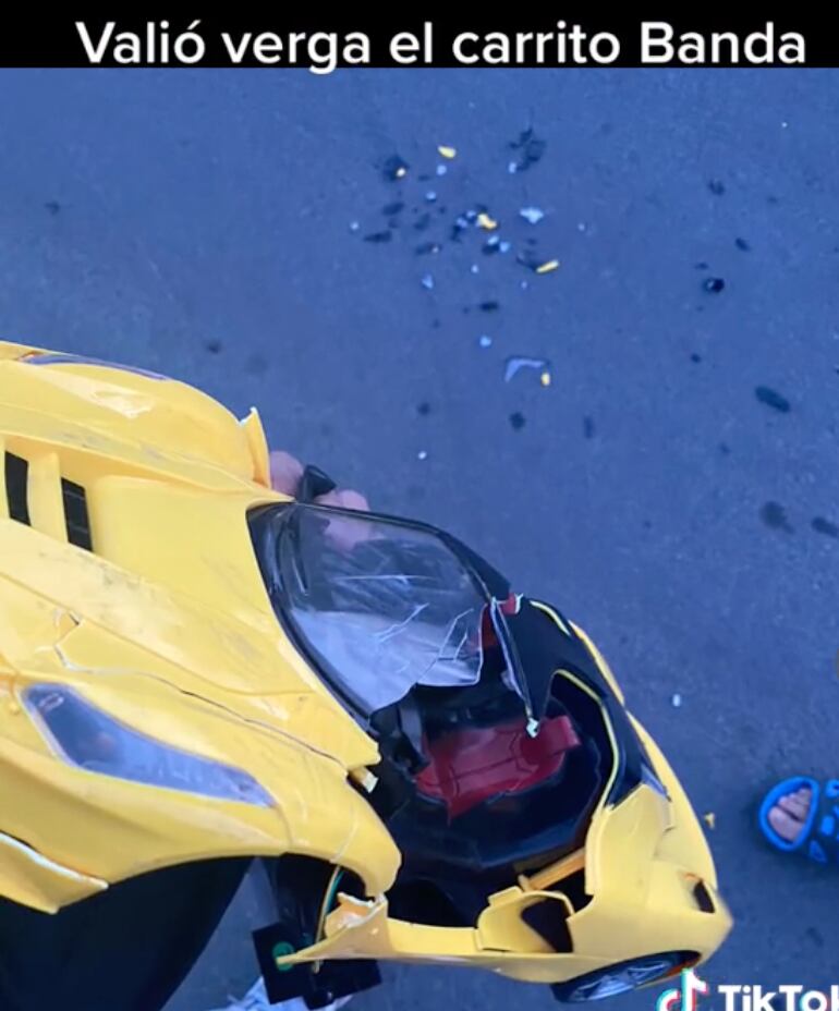 carrito de juguete termina atropellado