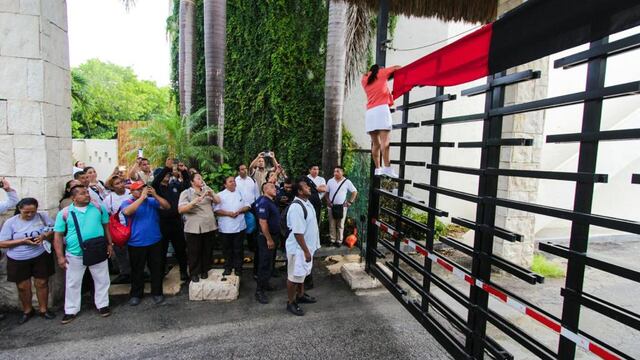 Se colocaron banderas rojinegras